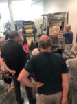 Ulrich Eymann erläutert im Museum des Medienhauses Main-Echo, wie die Zeilensetzmaschine die Handarbeit am Setzkasten ablöste. Dies war einer der Zwischenschritte zur computergesteuerten Satzherstellung.